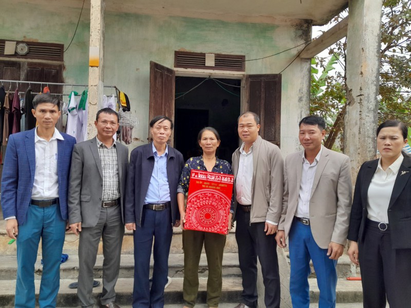Đoàn công tác Cán bộ thị xã Hoàng Mai thăm và tặng quà Tết Quý Mão tại xã Quỳnh Lộc.