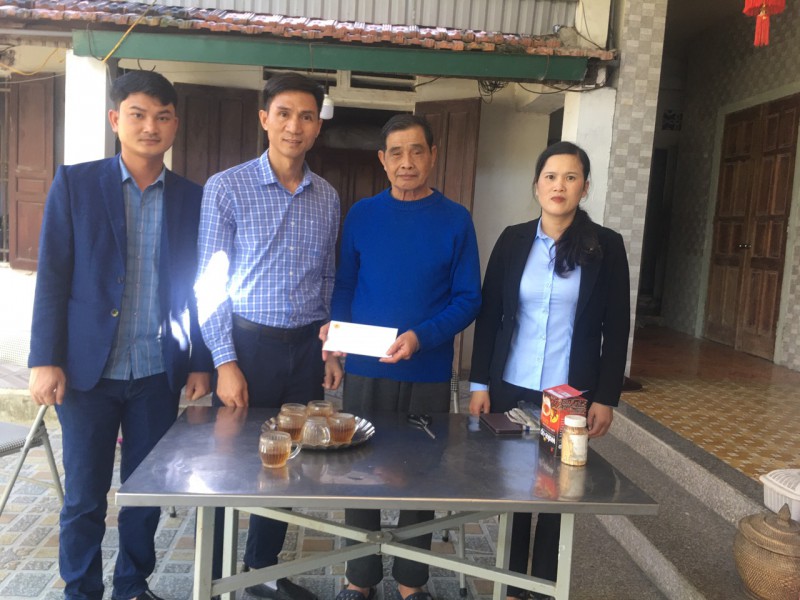 Đảng ủy Quỳnh Lộc thăm và tặng quà Cán bộ Đảng qua các thời kỳ