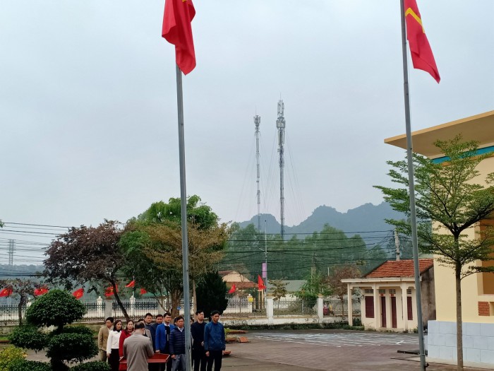 Quỳnh Lộc: Chào cờ đầu tuần triển khai các nhiệm vụ hướng ứng đợt cao điểm các hoạt động chào mừng kỷ niệm 10 năm ngày thành lập thị xã Hoàng Mai (03/4/2013 -03/4/2023)