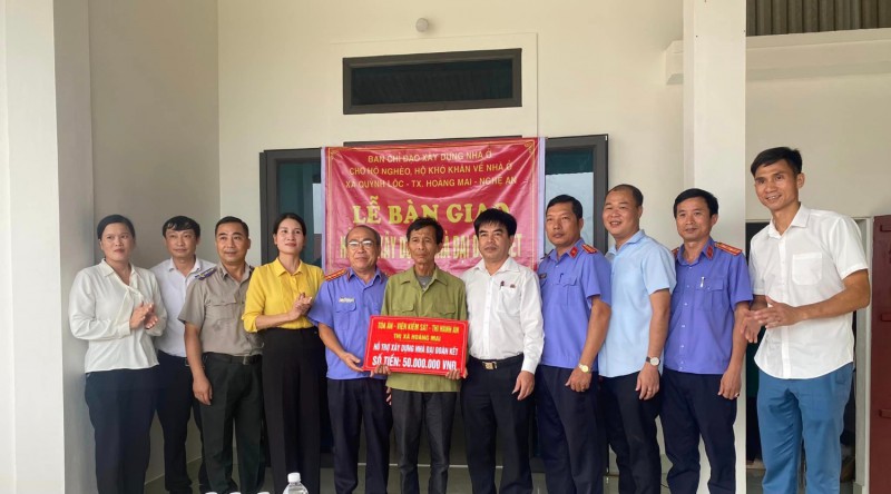Quỳnh Lộc: Bàn giao hỗ trợ tiền xây nhà Đại đoàn kết