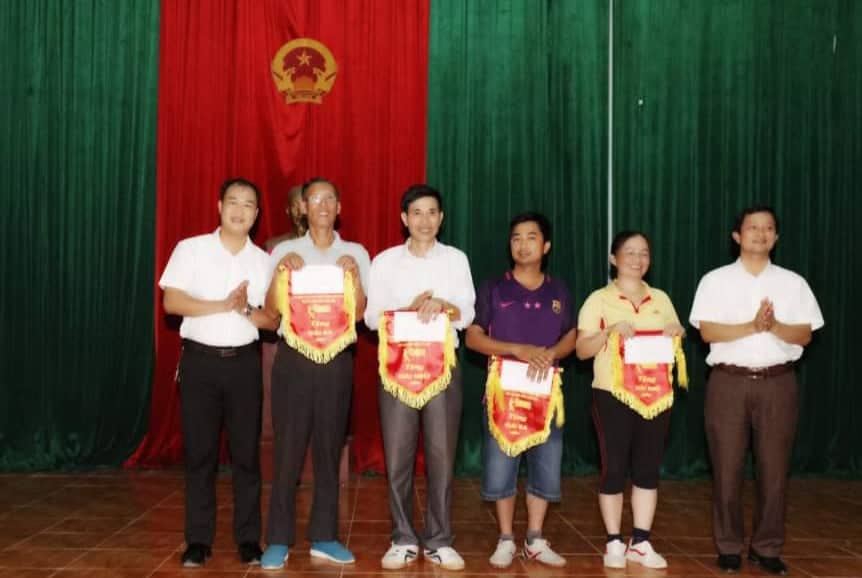 Đ/c: Lê Tuấn Anh - BT Đảng ủy, Đ/c: Lê Duy Trung - CT UBND xã trao cờ và giải thưởng cho các đội đạt giải