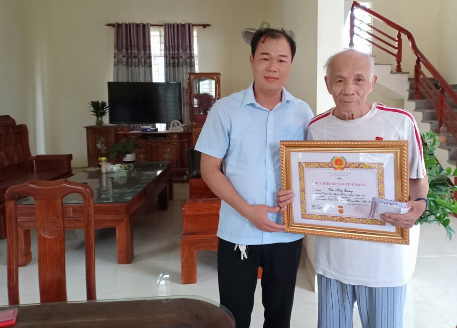 Đ/c: Lê Tuấn Anh - ThUV - Bí thư Đảng ủy trao Huy hiệu 60 năm tuổi Đảng cho đồng chí Văn Huy Cường