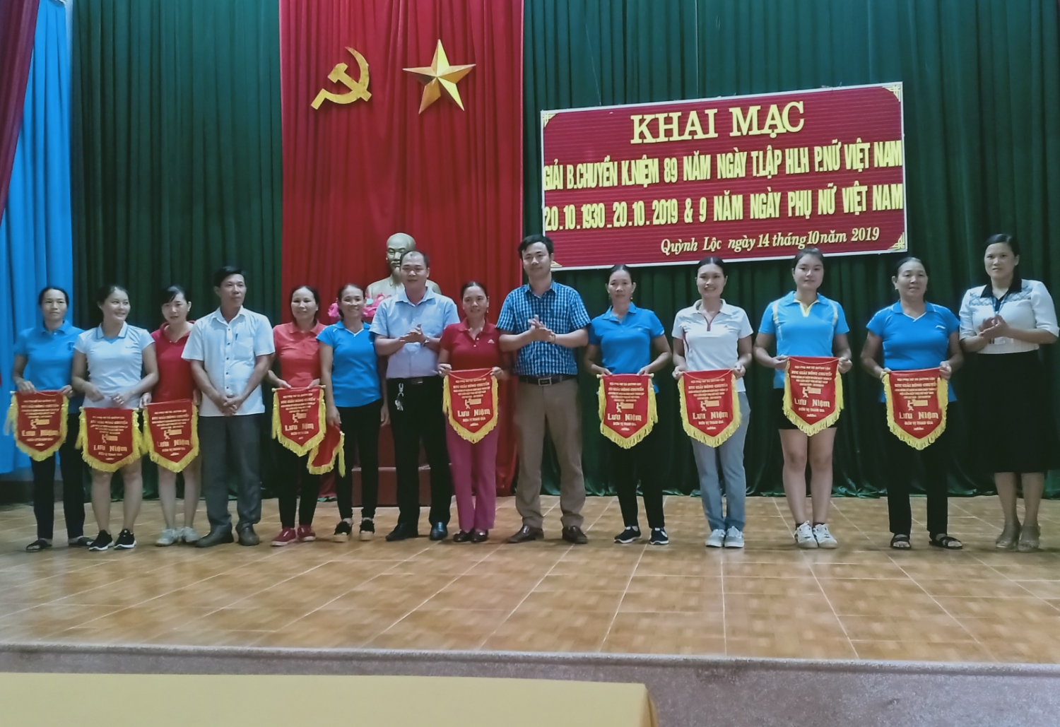 Các đồng chí Lãnh đạo Đảng ủy, UBND xã tặng cờ lưu niệm cho các đội bóng tham dự giải
