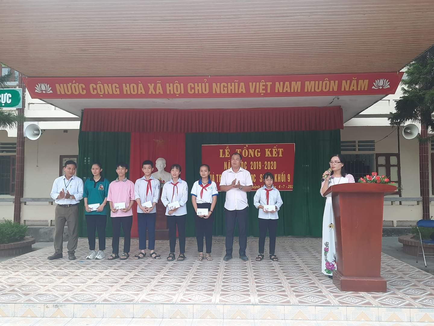 Đồng chí: Lê Tuấn Anh - Thị ủy viên - Bí thư Đảng ủy xã đến dự và trào thưởng cho học sinh có thành tích xuất sắc trong năm học