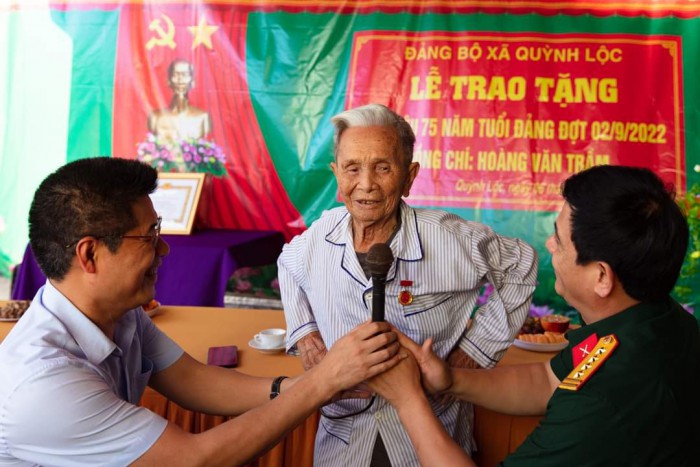 Quỳnh Lộc: Tổ chức trao Huy hiệu 75 năm tuổi Đảng cho đồng chí Hoàng Văn Trầm