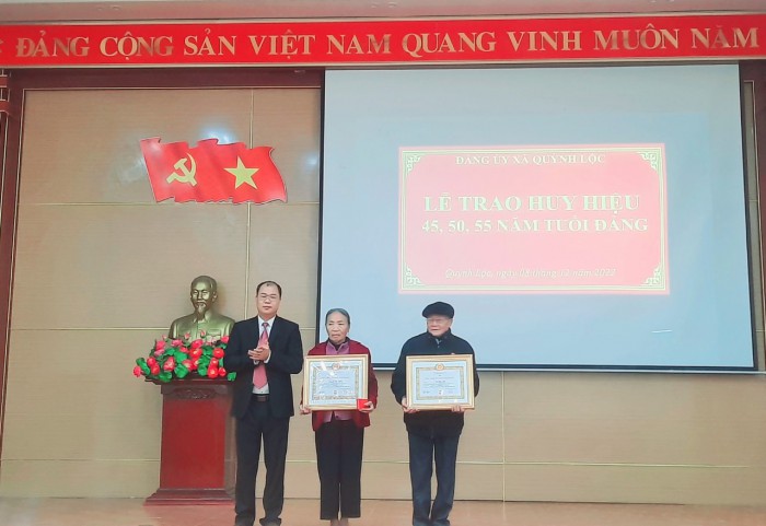 Quỳnh Lộc: Tổ chức Lễ trao Huy hiệu 45 năm, 50 năm, 55 năm tuổi Đảng