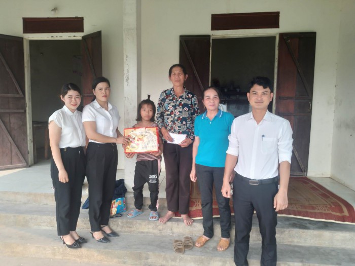 Quỳnh Lộc: Tặng quà người khuyết tật trên địa bàn