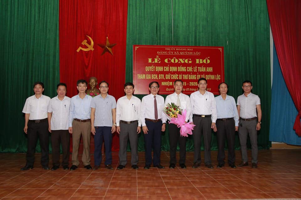 Ban Thường vụ Thị ủy Hoàng Mai tặng hoa chúc mừng đồng chí Lê Tuấn Anh