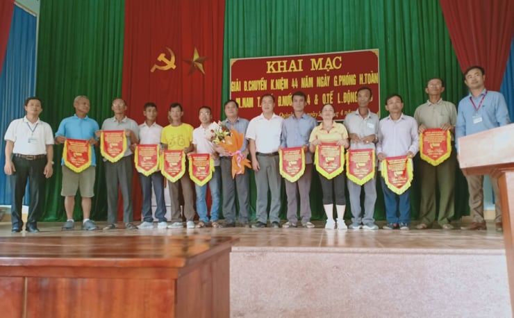 Lãnh đạo Đảng ủy - UBND xã và Nhà tài trợ trao cờ lưu niệm cho các đội bóng tham gia giải