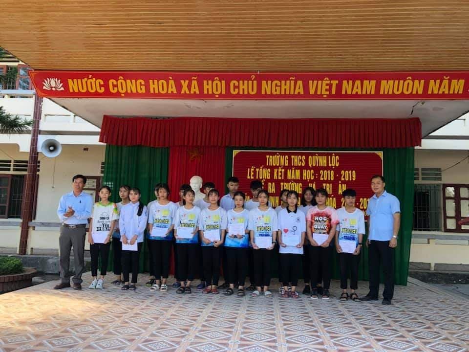Đ/c: Lê Tuấn Anh - BT Đảng ủy, Đ/c: Trần Văn Kỳ - CT UBMT xã trao thưởng cho các em học giỏi cấp thị xã tại trường THCS Quỳnh Lộc