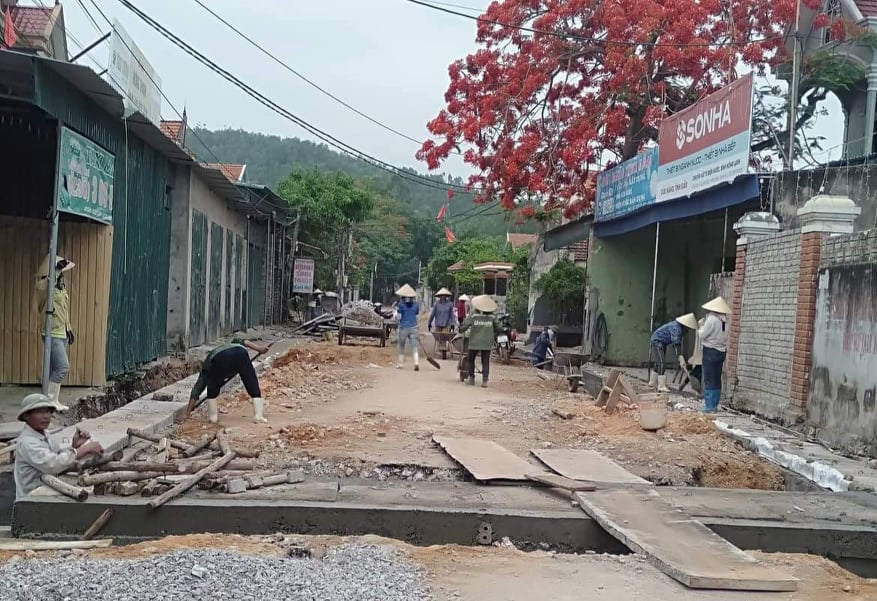 Tuyến đường nhựa thôn 5 đi thôn 2 xã Quỳnh Lộc đang được đẩy nhanh tiến độ thi công