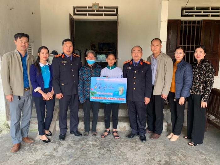 Trao hỗ trợ Chương trình Mẹ đỡ đầu – Kết nối yêu thương tại xã Quỳnh Lộc