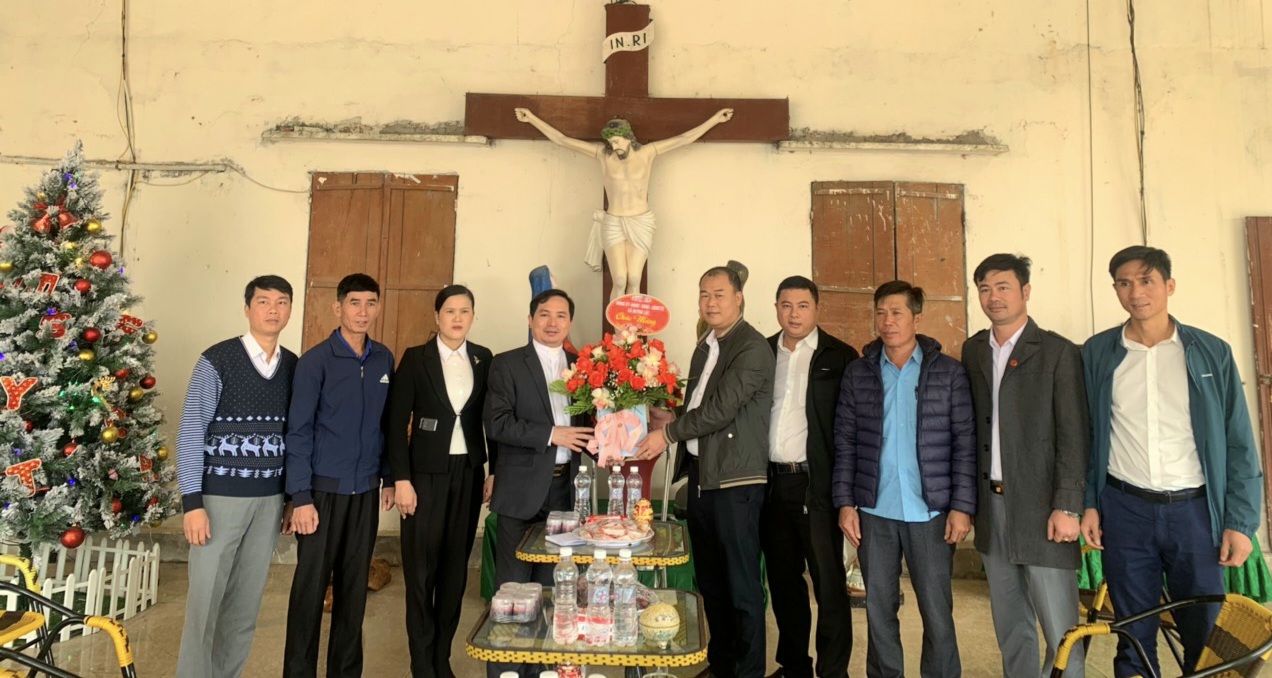 Lãnh đạo xã Quỳnh Lộc chúc mừng Lễ Giáng sinh giáo xứ Dị Lễ