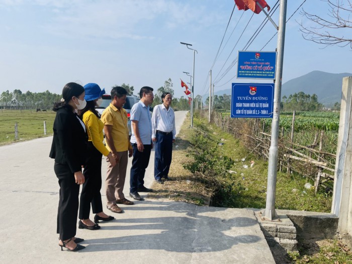 Các đồng chí Lãnh đạo thị xã thăm, kiểm tra công tác chỉnh trang đô thị tại xã Quỳnh Lộc
