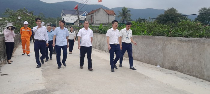 Thường trực HĐND thị xã Hoàng Mai khảo sát thực tế kiến nghị cử tri trên địa bàn xã Quỳnh Lộc "Về tình trạng Điện"